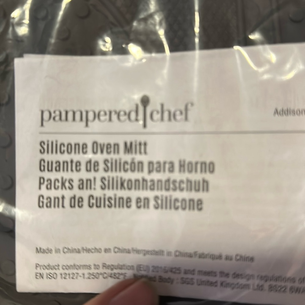 Pampered chef. Silicone oven mitt